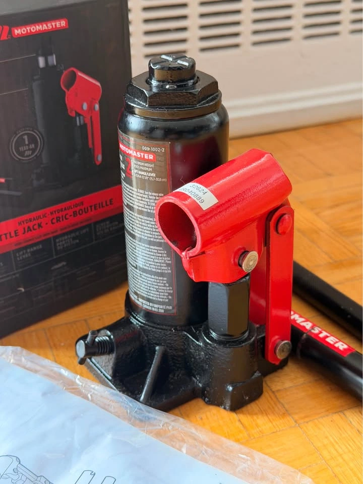 MotoMaster 2-Ton Hydraulic Bottle Jack – Like New - photo 2