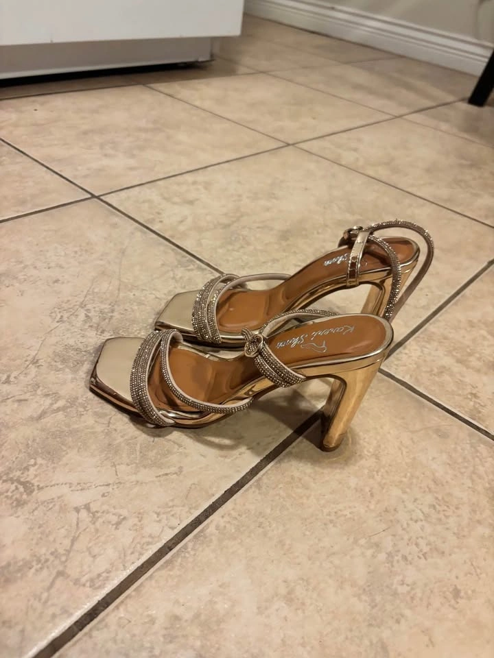 Small heels golden shoes size 6 - photo 2
