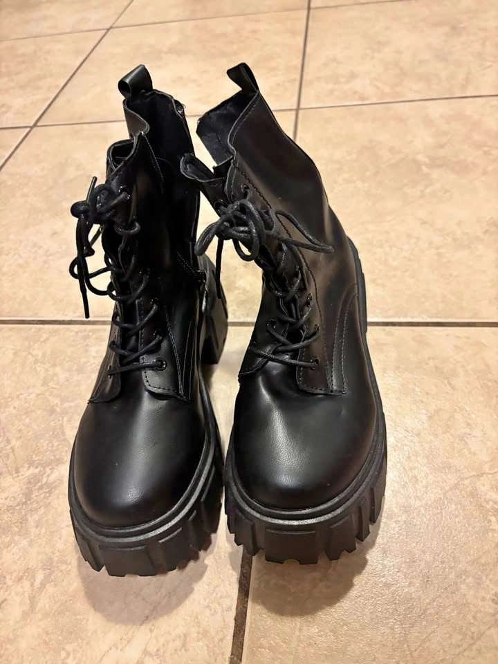 Women’s gothic Boots Size 6