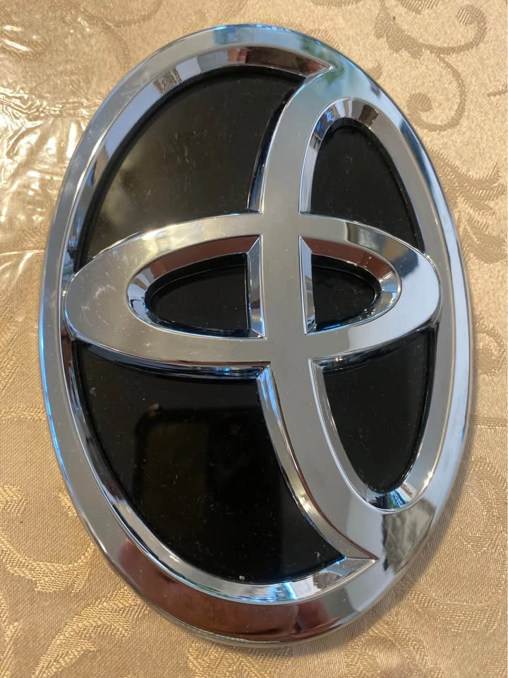 Toyota logo emblem - photo 2
