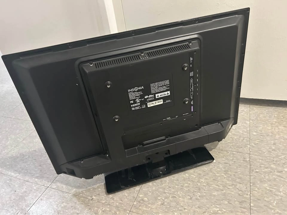 Insignia 28” LED TV - photo 2