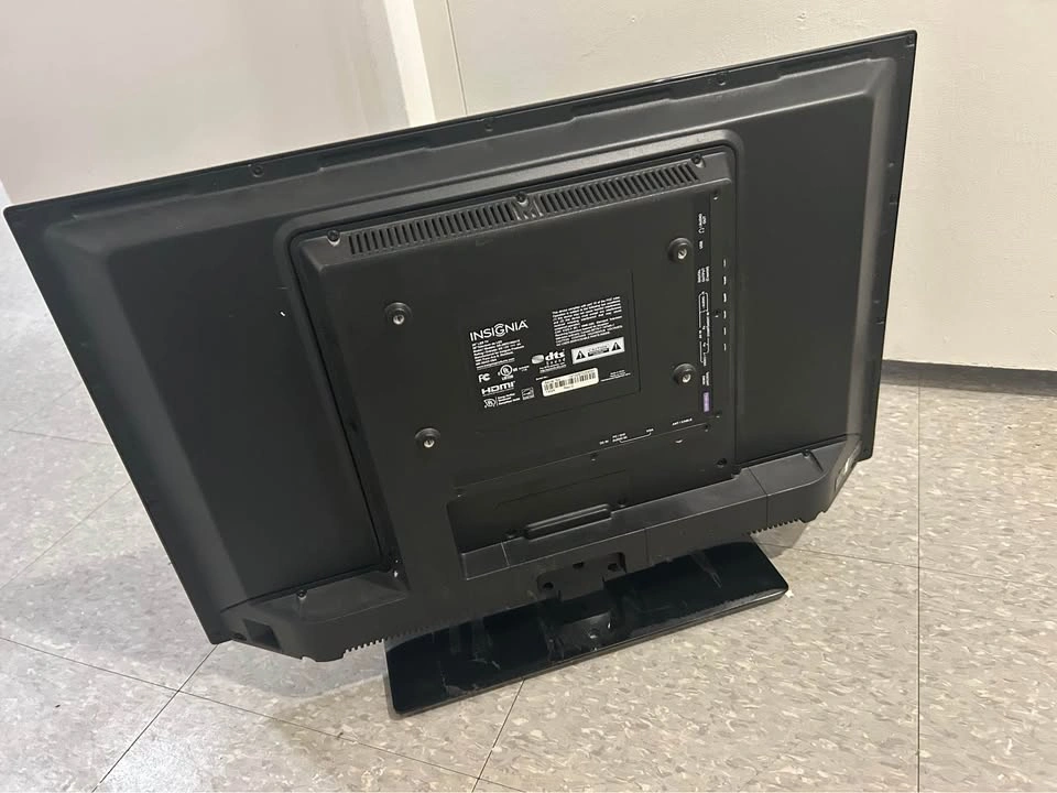 Insignia 28” LED TV - photo 3