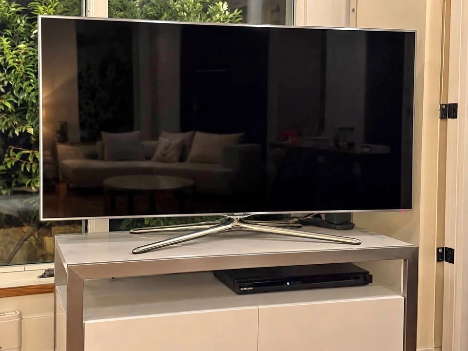 Samsung TV 55” + Apple TV streaming box + remote