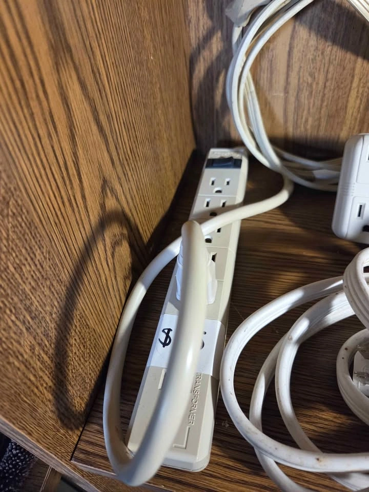 Extension Cords and Power Bars - photo 2