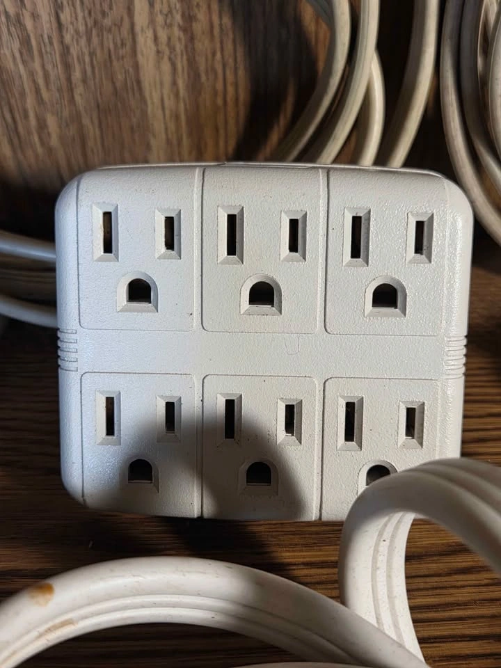 Extension Cords and Power Bars - photo 3