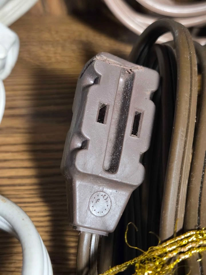 Extension Cords and Power Bars - photo 4
