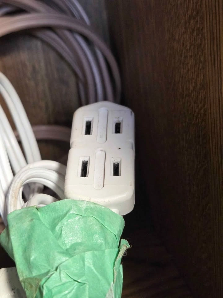 Extension Cords and Power Bars - photo 5