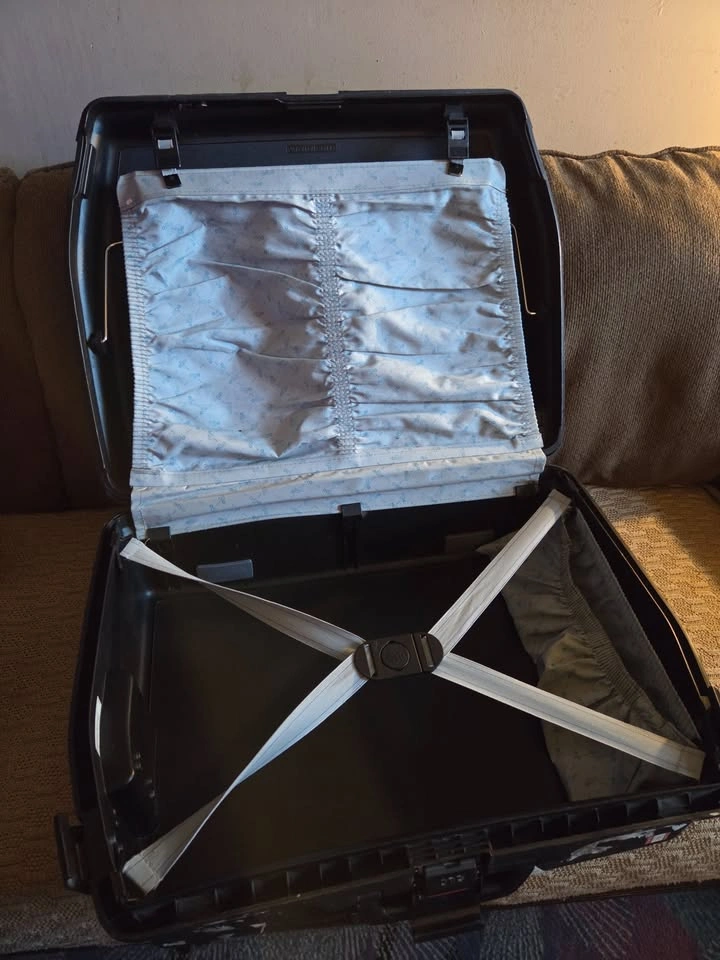 Ergo Hardshell Suitcase with two roller wheels and lock - photo 2