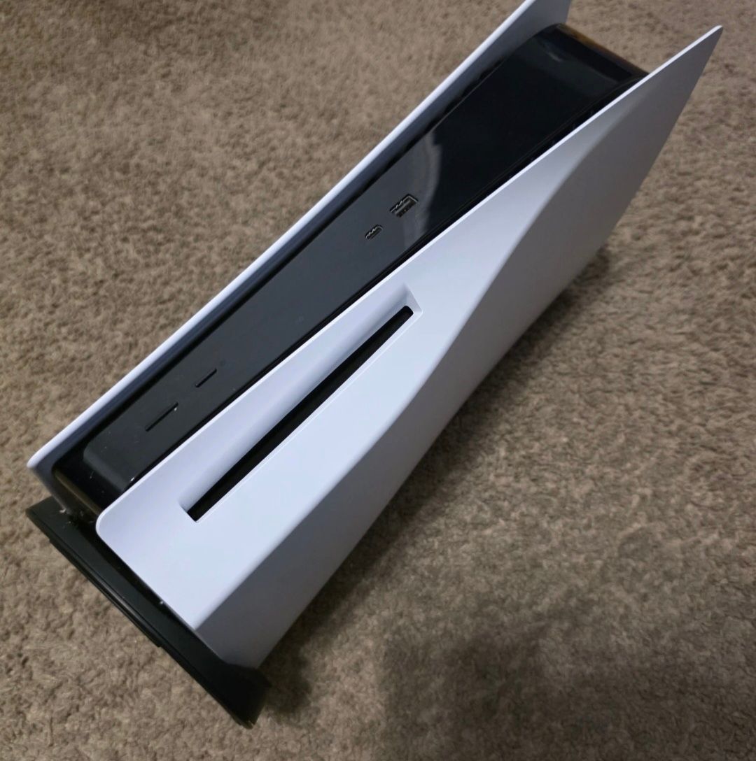 Original PS5 with 2 games for sale - photo 2