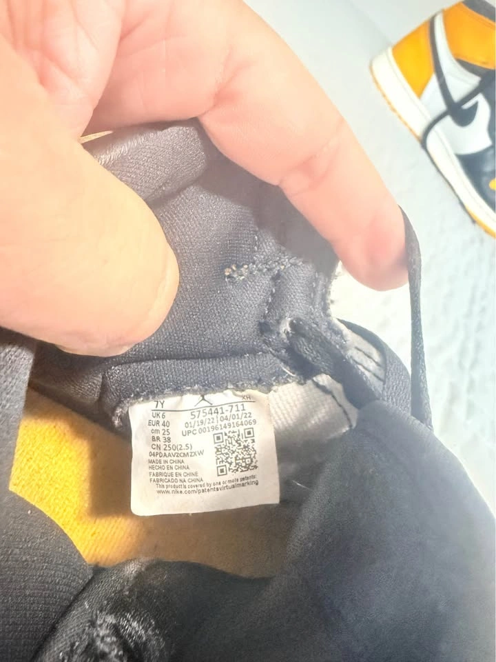 Air Jordan 1 Retro High OG Yellow Toe Taxi - photo 3