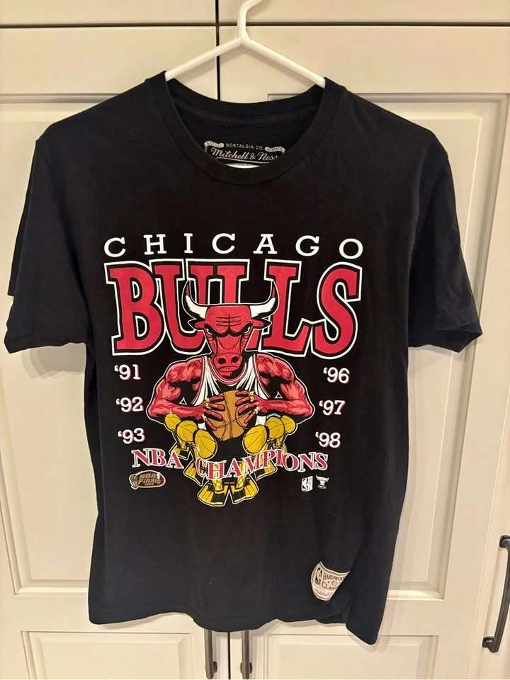 Chicago Bulls Mitchell & Ness Black NBA Champions Graphic Tee me