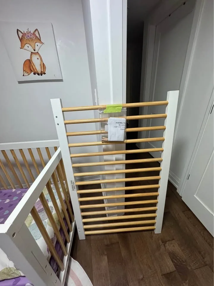 Visby 3 in 1 convertible crib with bed guard - photo 2
