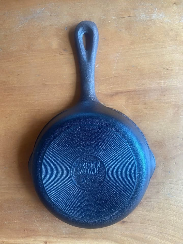Vintage Benjamin & Medwin 6.5” cast iron pan - photo 2