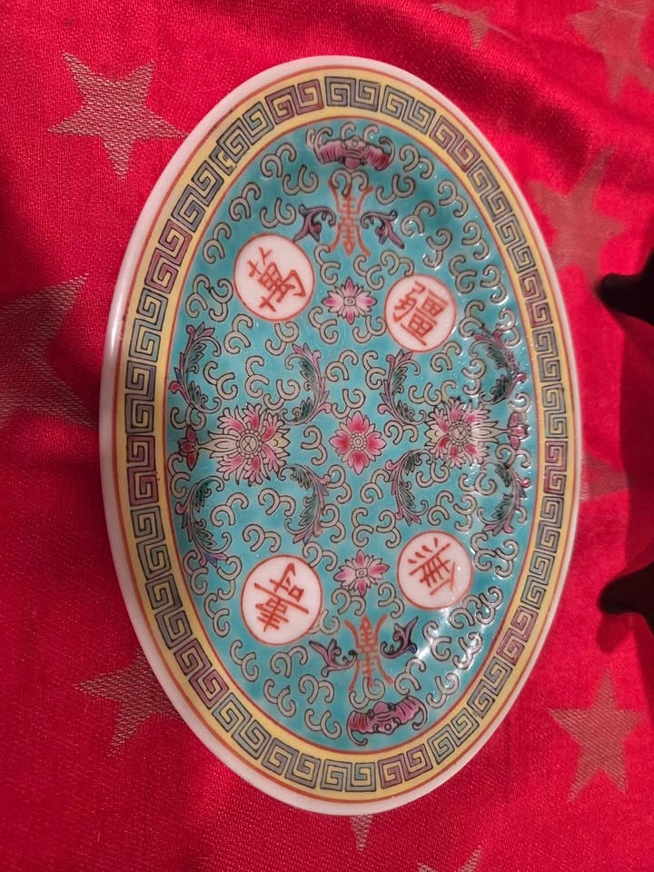 Set of 2 Vintage Famille Rose Mun Shou Plates - photo 2