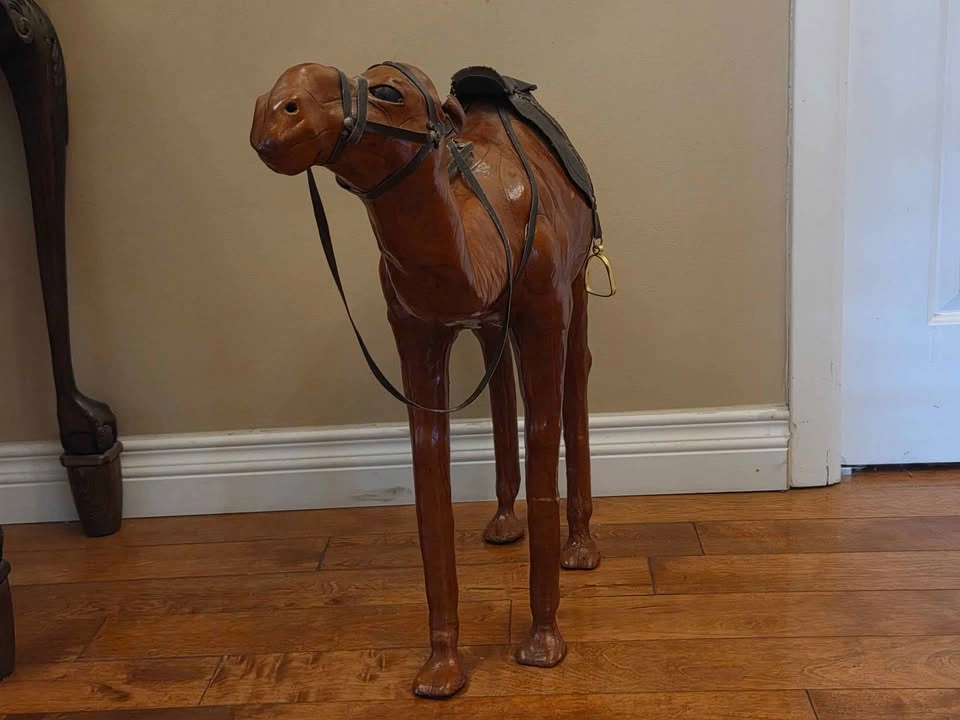 Vintage leather-wrapped Camel Floor Statue, 23.5" tall - photo 2