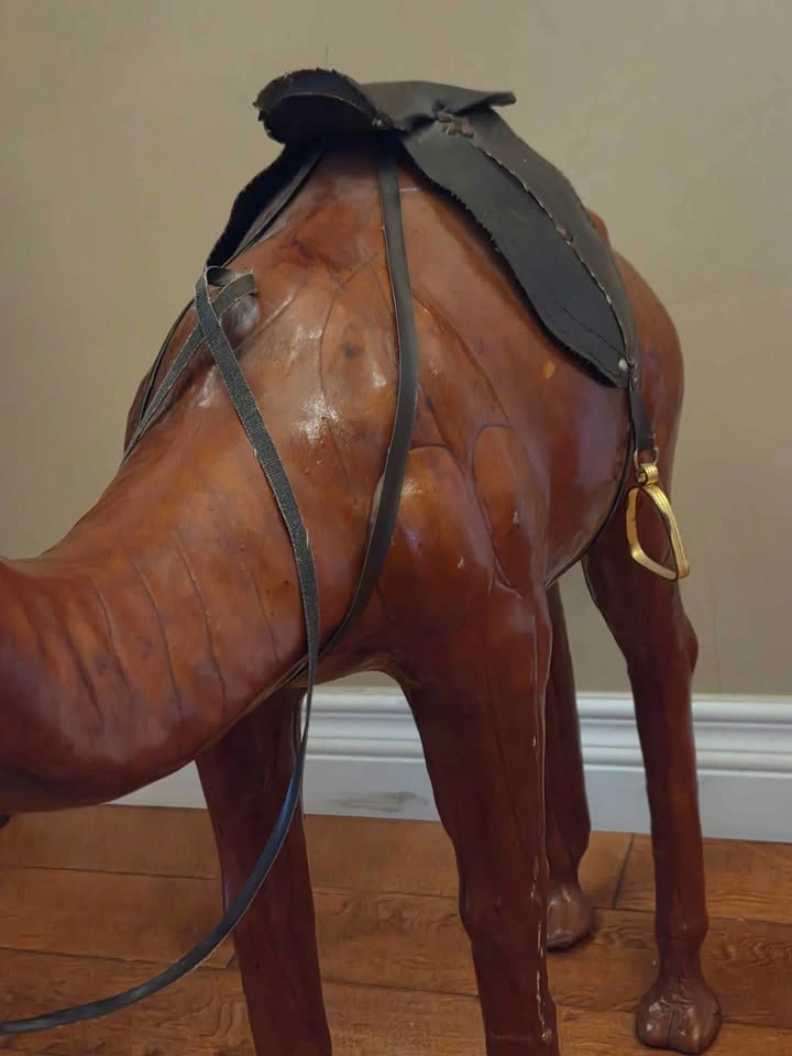 Vintage leather-wrapped Camel Floor Statue, 23.5" tall - photo 3