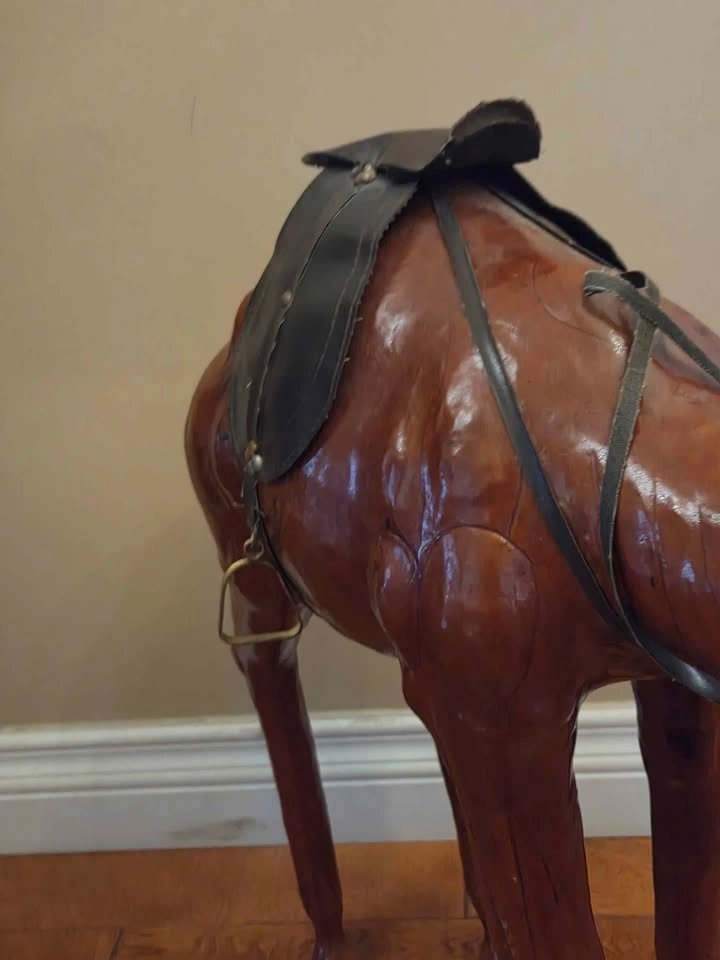 Vintage leather-wrapped Camel Floor Statue, 23.5" tall - photo 4