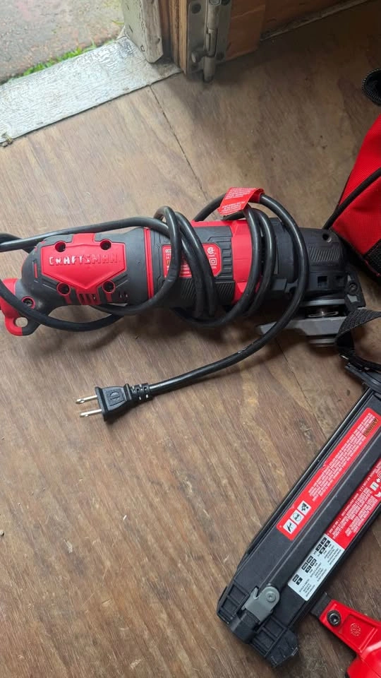 Finish Nail Gun Straight 18ga and Oscillating Multi-Tool Craftsm - photo 2