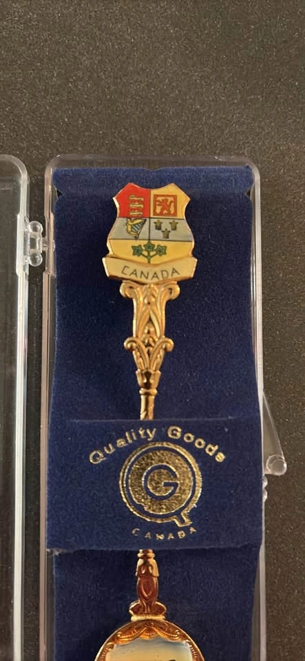 vintage gold-toned Canadian collector souvenir spoon - photo 2