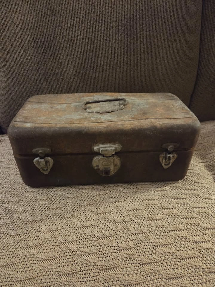 Rusty Old Tackle Box - photo 2