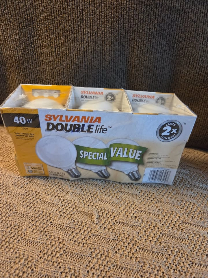 40W and 60 Watt Halogen Unused Lightbulbs - photo 4