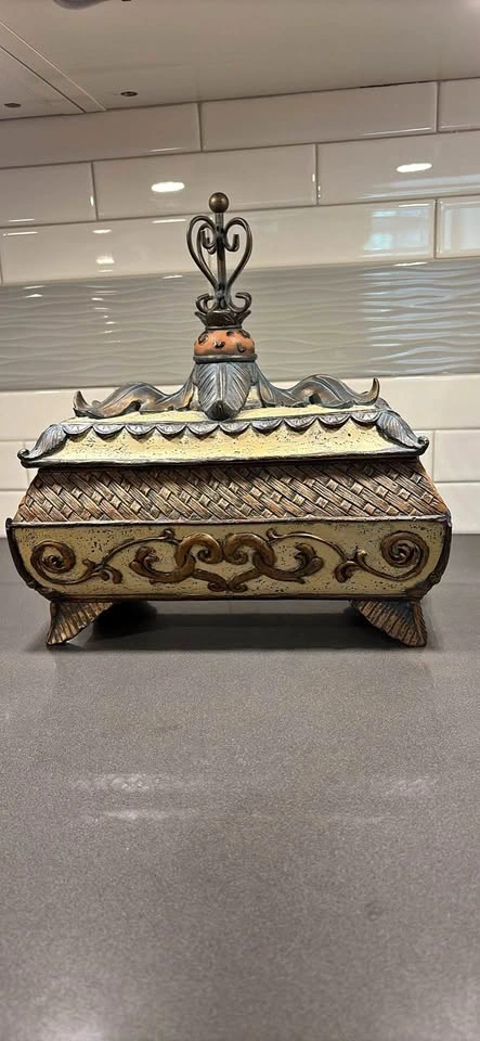 Vintage keepsake/storage box