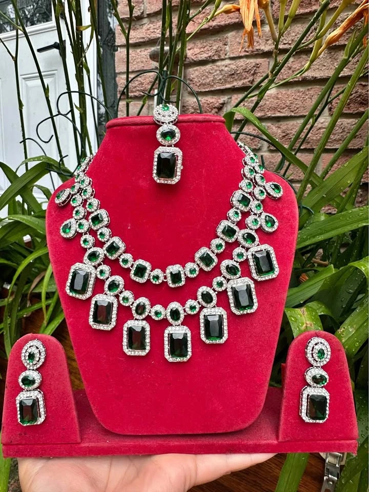 BRAND NEW SILVER AND EMERALD GREEN NECKLACE SET