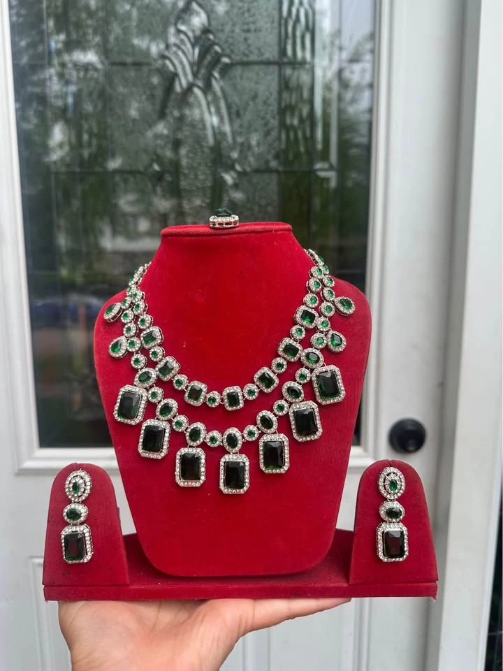 BRAND NEW SILVER AND EMERALD GREEN NECKLACE SET - photo 2