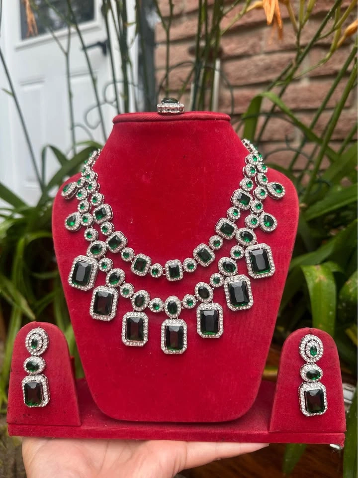 BRAND NEW SILVER AND EMERALD GREEN NECKLACE SET - photo 3