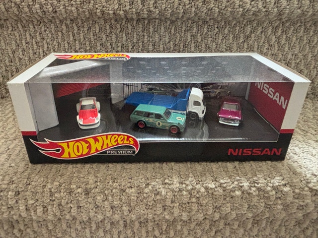 Hot Wheels Premium Nissan Datsun Diorama Box Set 2019