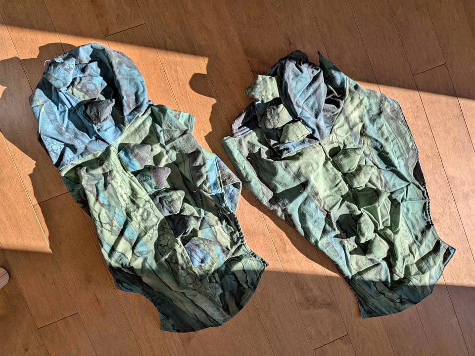 2 dog dinosaur costumes L/XL (adjustable velcro)
