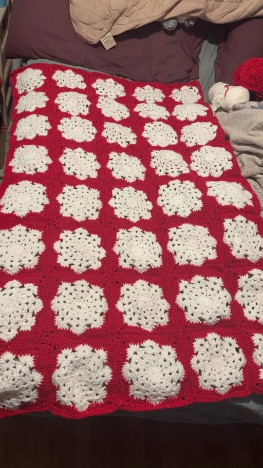 Crochet snowflake blanket red and white sparkle - photo 2