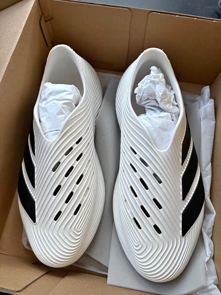 Superchill Adidas Men’s Size 9