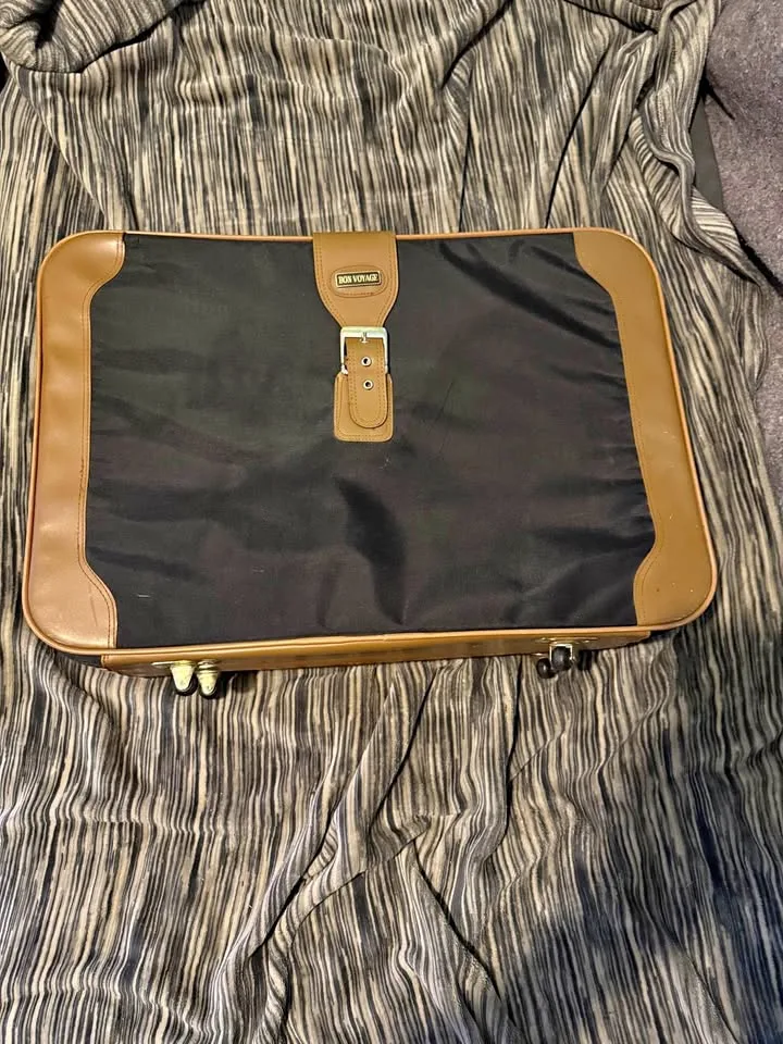 BEAUTIFUL 3 Piece „Bon Voyage“ Luggage set - LIKE NEW thumbnail