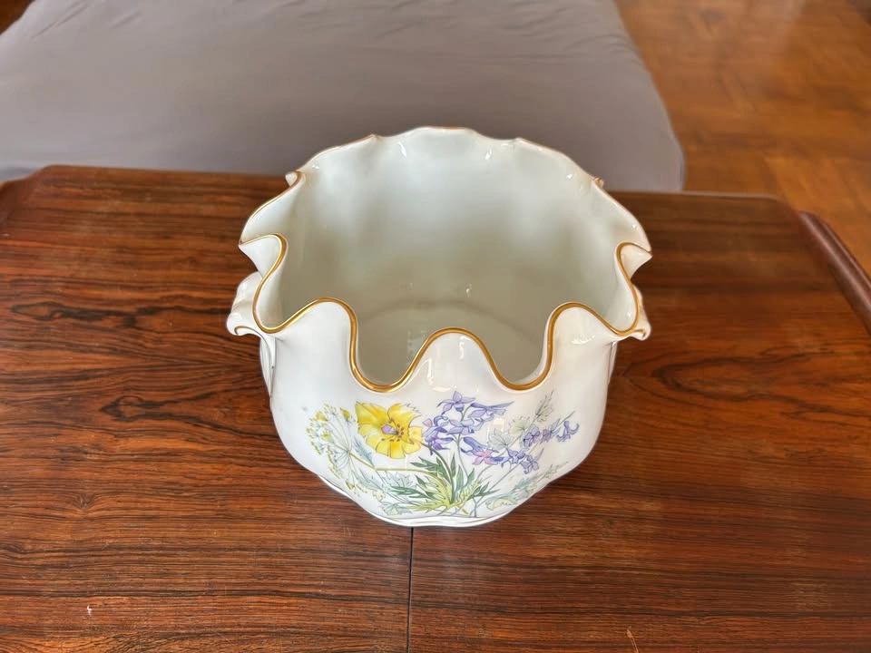 Vintage Floral Porcelain Jardinière / Cachepot w/ Gold Rim - photo 2