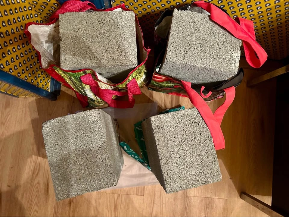 4 cinderblocks - photo 2