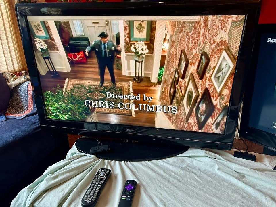 2 Flatscreen TVs: 37" Insignia & 31" LG + 1 Roku Player - photo 2