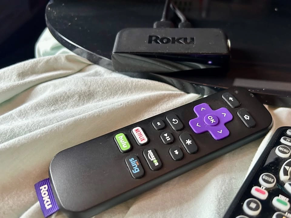 2 Flatscreen TVs: 37" Insignia & 31" LG + 1 Roku Player - photo 3