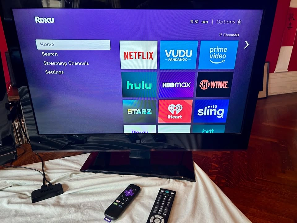 2 Flatscreen TVs: 37" Insignia & 31" LG + 1 Roku Player - photo 4