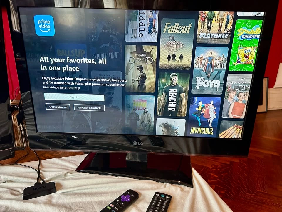 2 Flatscreen TVs: 37" Insignia & 31" LG + 1 Roku Player - photo 5