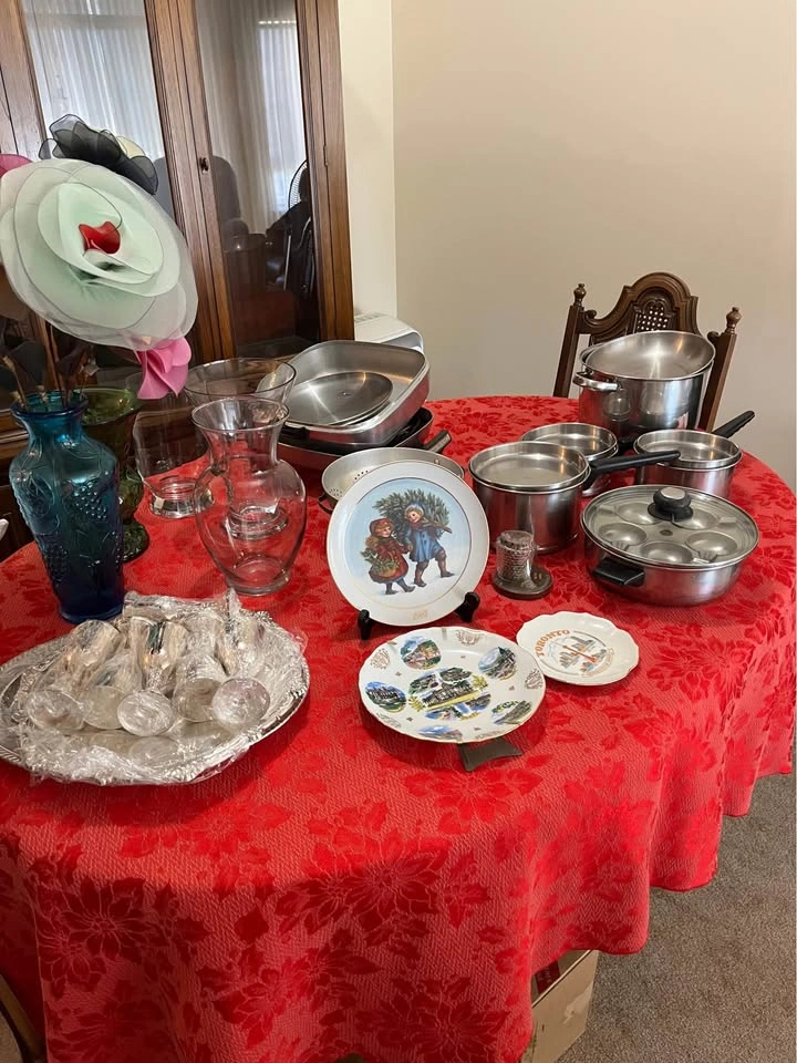 Estate Sale in Victoria at View and Vancouver St. - photo 4
