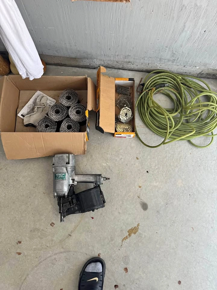 Hitachi Nail Gun with Hose and Nails