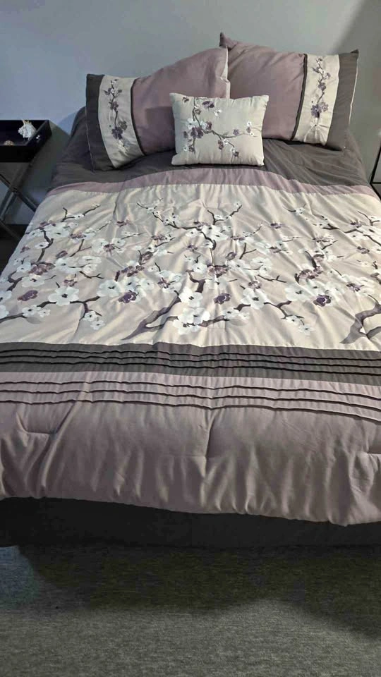 Double bed, mattress, box spring and frame with wheels