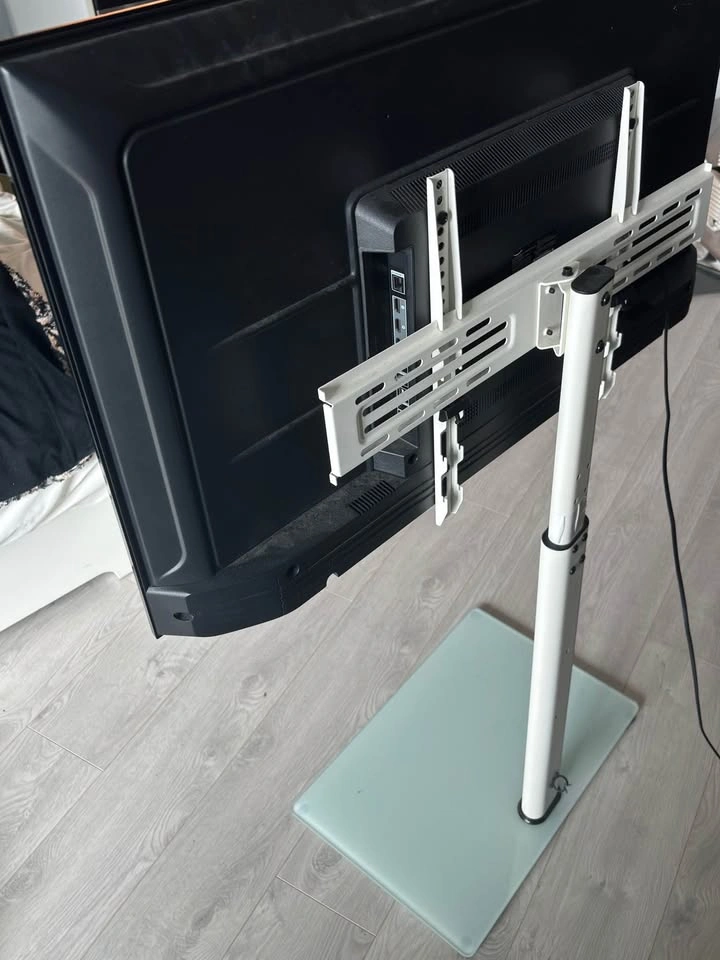 Amazon Fire TV 43” 4-Series UHD Smart TV + Swivel TV Stand - photo 2