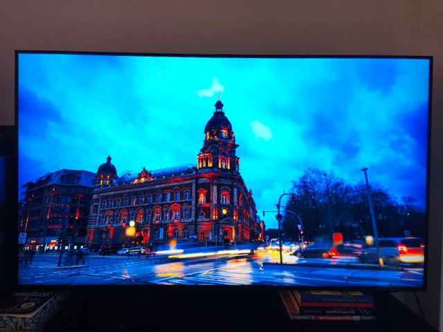 Samsung 55" QLED 4K TV QN55Q8FAAFXZC - Like New - photo 3