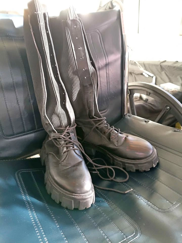 Knee-high vegan size 10 women's lace-up boots