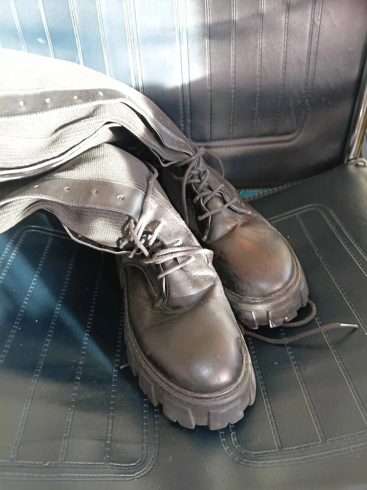 Knee-high vegan size 10 women's lace-up boots - photo 4