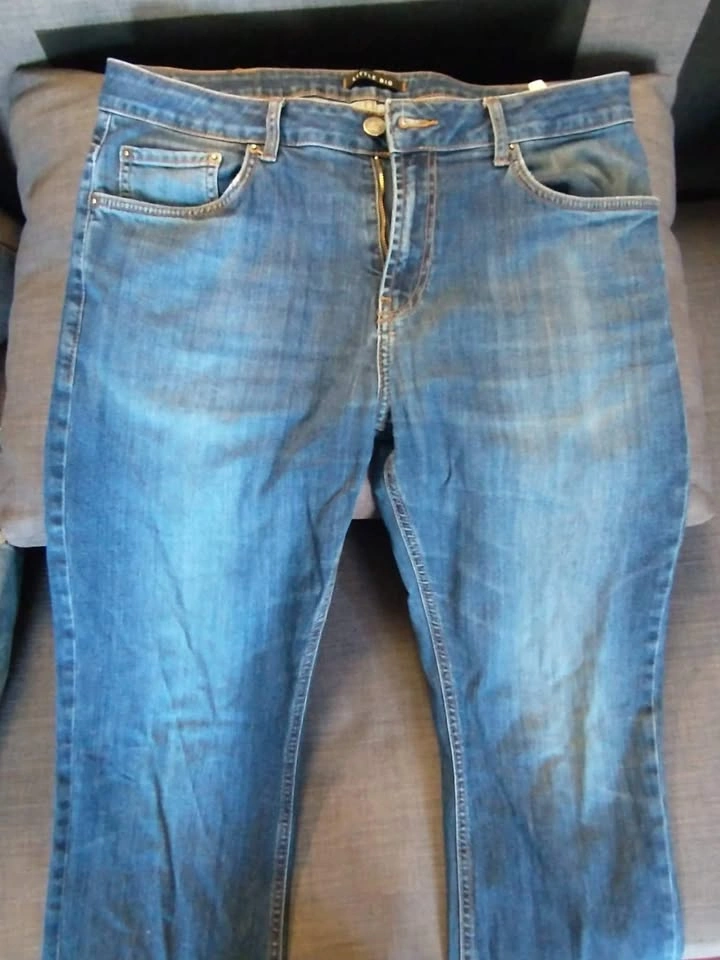 2 pairs of jeans 34x32, good condition.