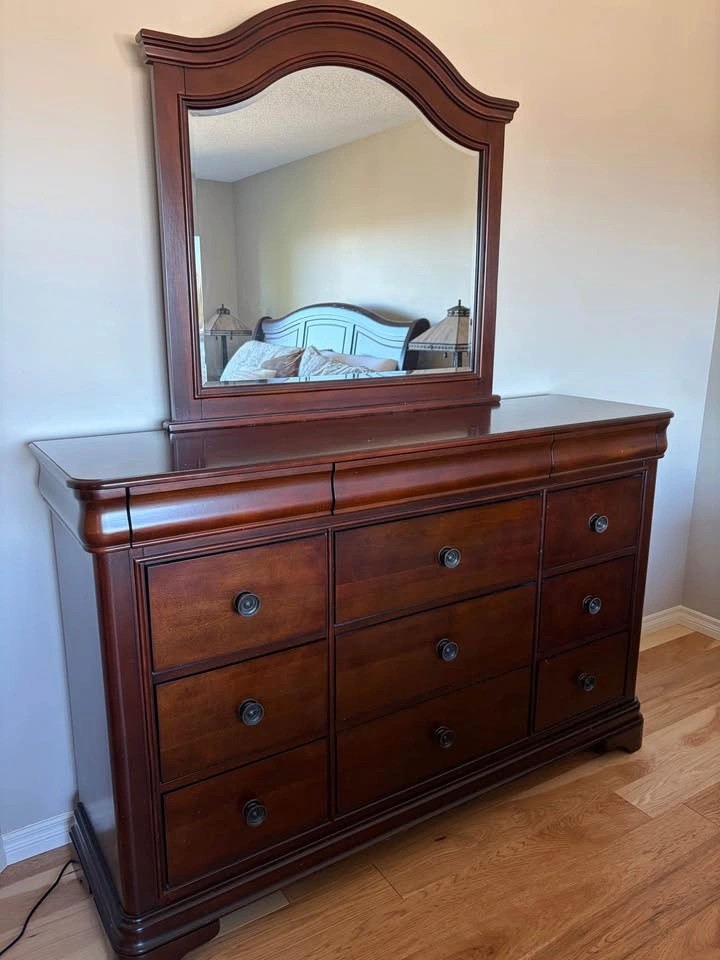 5-Piece Dark Wood Sleigh Bedroom Set - photo 4