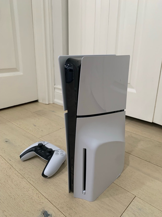 PS5 Slim Disc edition 1TB Like New - photo 2